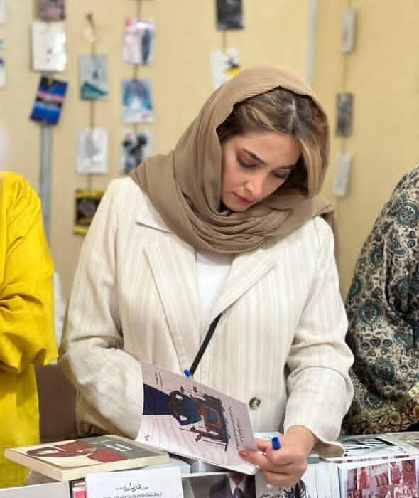 سحر گودرزی دختری که با یک “تنگ کوچک” جهان شعر را خفه کرد