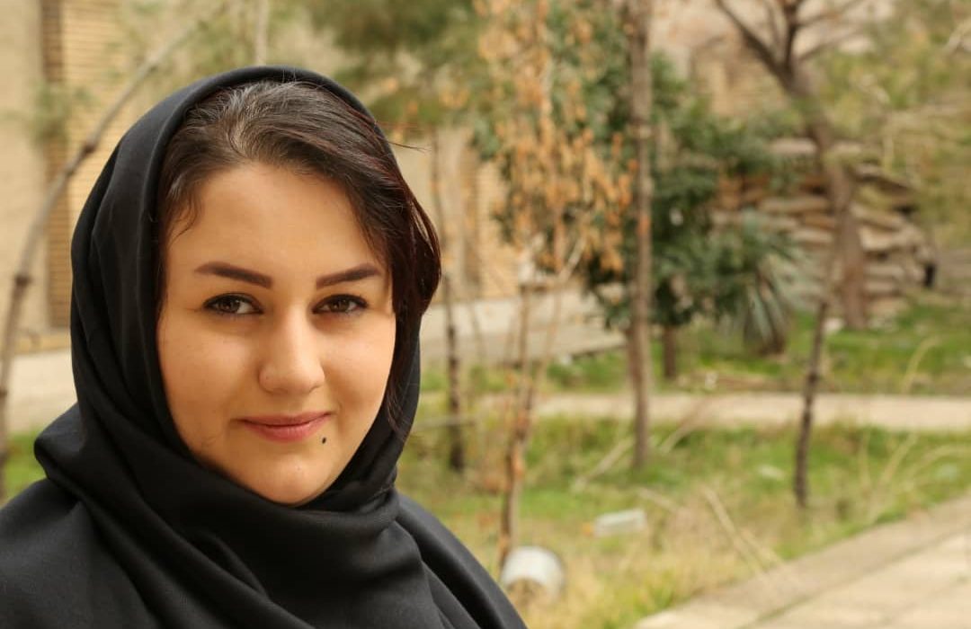 هلن عظیمی بانویی که با واژه‌ها نفس می‌کشد، با هنر زندگی می‌کند