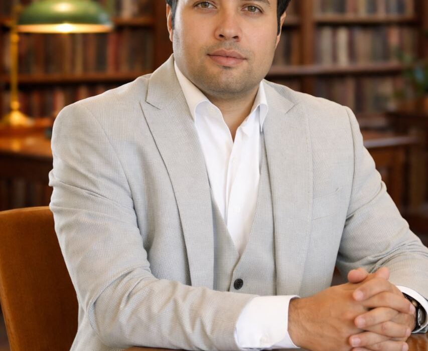 معیار طلایی انتخاب ناشر: چرا تجربه و کارنامه نشر، سرنوشت کتاب شما را تعیین می‌کند؟